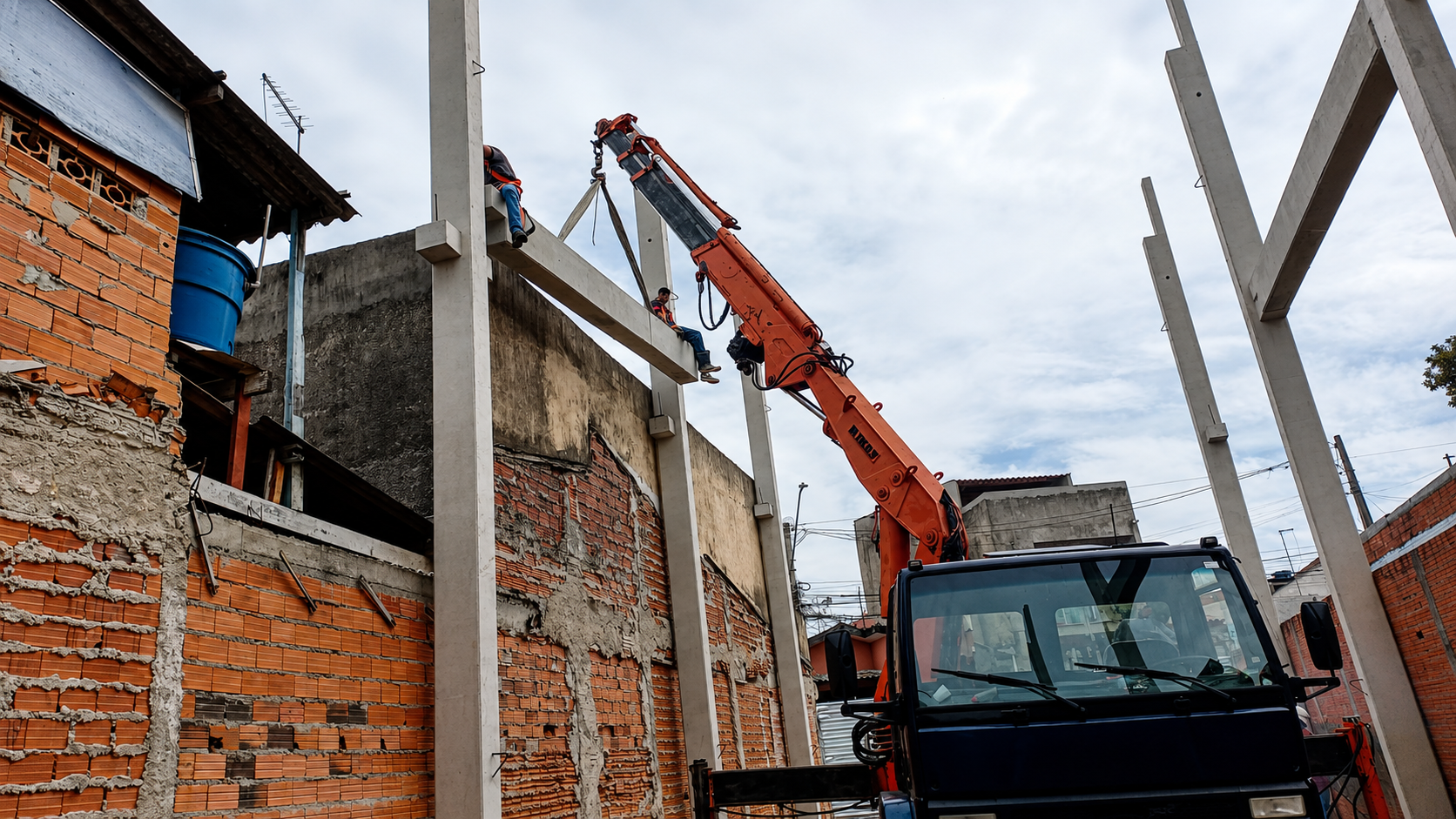 Montagem de viga com caminhão munck em obra urbana